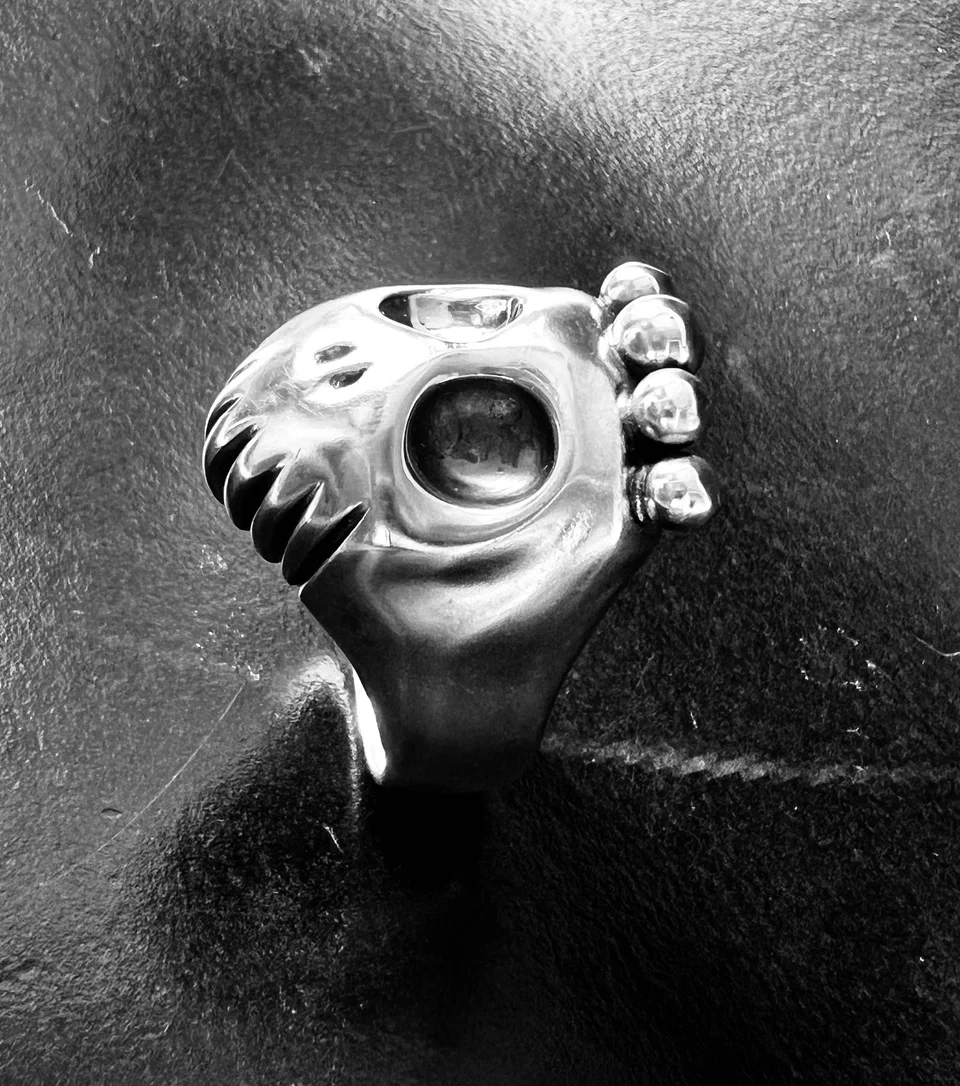 Happy skull doing her hair.